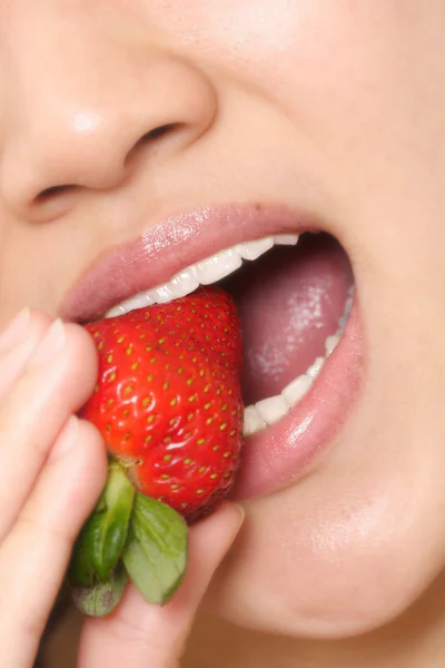 女人和草莓 — 图库照片
