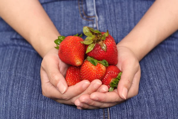 女人和草莓 — 图库照片