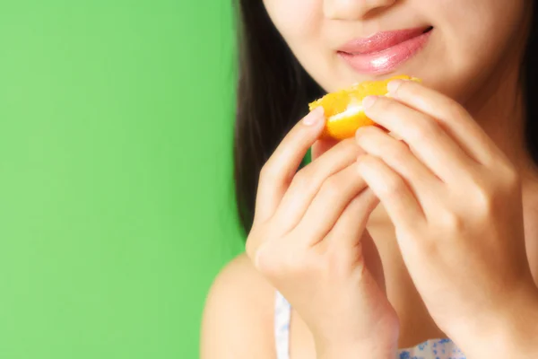 吃橙 — 图库照片