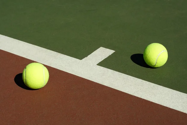 Två tennisbollar — Stockfoto