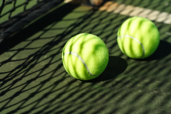 Pelotas de tenis en pista — Foto de Stock