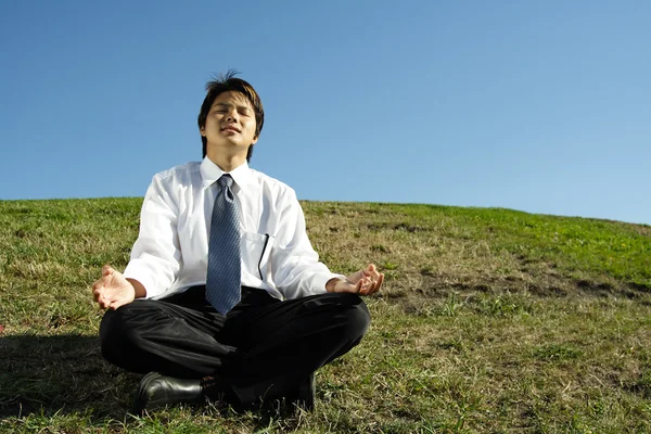 Empresário meditando — Fotografia de Stock