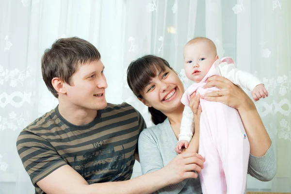 Szczęśliwa rodzina - matka, ojciec i dziecko — Zdjęcie stockowe