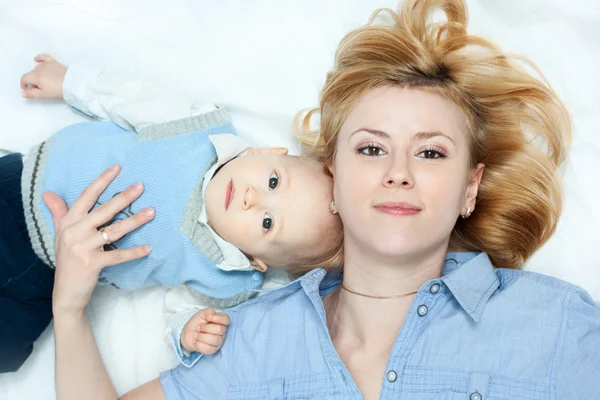 Boldog család - anya és a baba — Stock Fotó