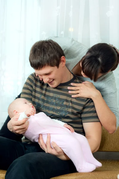 Gelukkige familie - moeder, vader en baby — Stockfoto