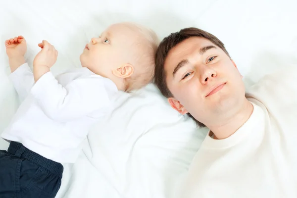 Gelukkige familie - vader en baby — Stockfoto