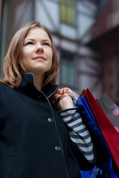 Jovem mulher com shoppingbags — Fotografia de Stock