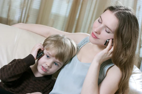 Telefone de família falando — Fotografia de Stock