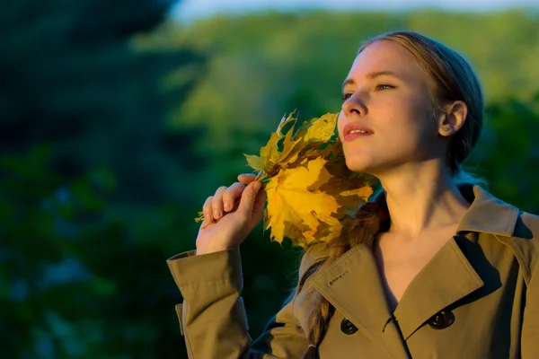 Belle femme aux feuilles jaunes — Photo