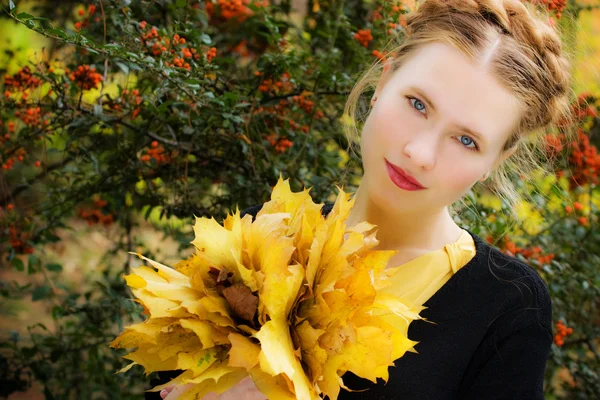 Красивая женщина - желтые осенние листья — стоковое фото