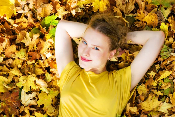 Όμορφη γυναίκα - κίτρινο το φθινόπωρο τα φύλλα — Φωτογραφία Αρχείου