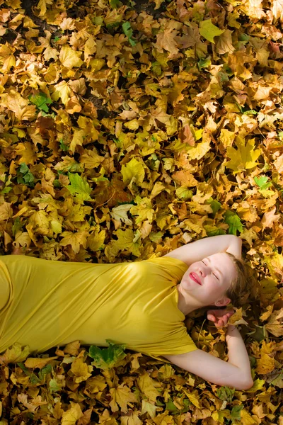 Красива жінка з жовтим листям — стокове фото