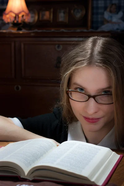 Jonge vrouw met een boek — Stockfoto