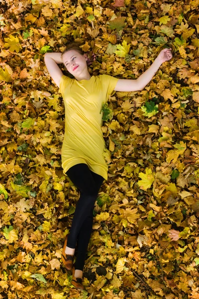 美丽的女人 — — 黄色秋天的树叶 — 图库照片