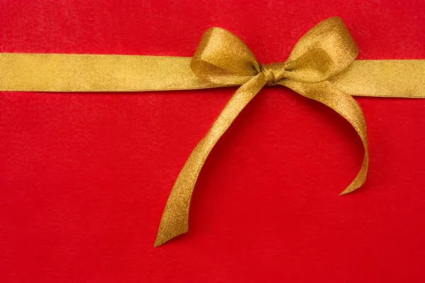 Roter Geschenkkarton isoliert über weißem — Stockfoto