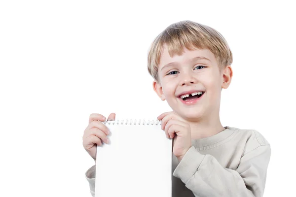 Хлопчик тримає блокнот ізольовано — стокове фото