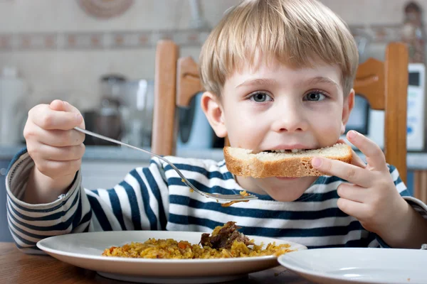 Kleine jongen eten — Stockfoto