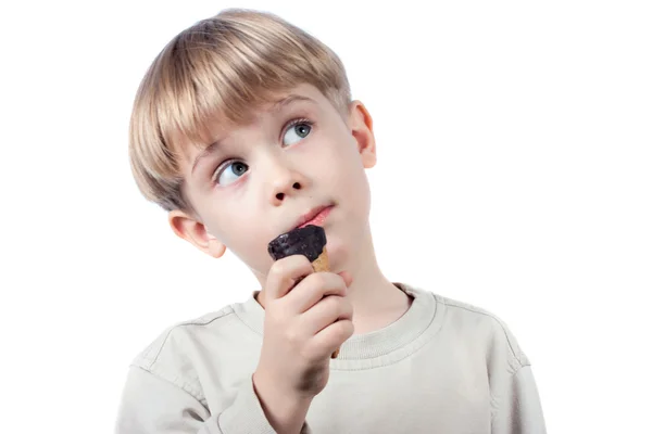Мальчик с изолированным мороженым — стоковое фото