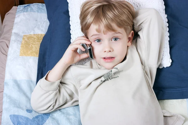 Niño con teléfono móvil —  Fotos de Stock