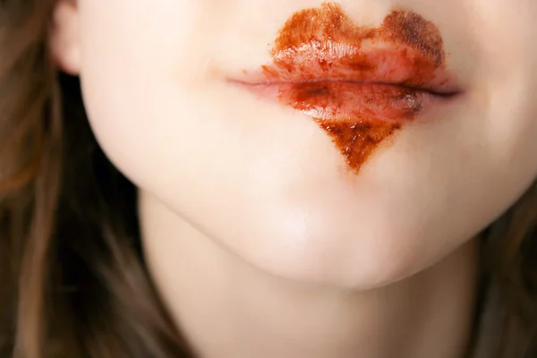 在嘴唇上的心形巧克力 — 图库照片
