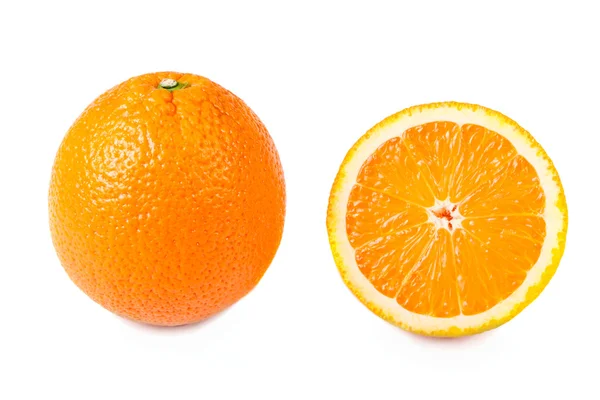 E mezza arancia isolata — Foto Stock