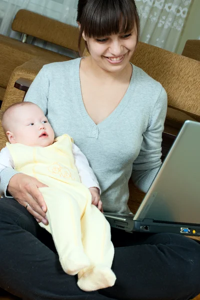 Mãe, bebê e laptop — Fotografia de Stock