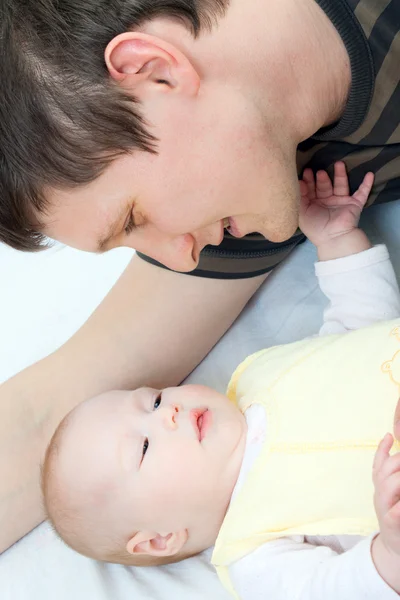 Gelukkige familie - vader en baby — Stockfoto