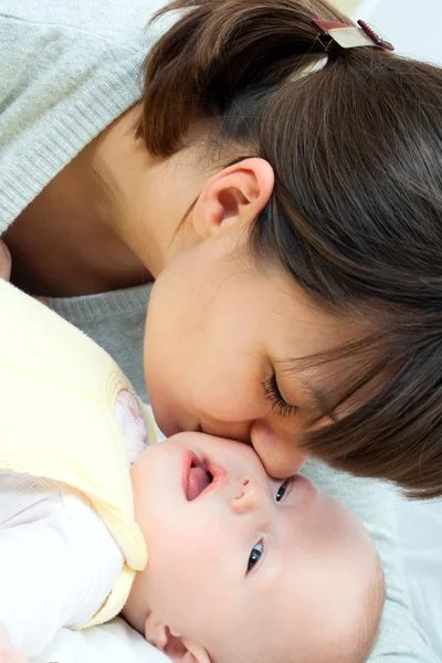 Família feliz - mãe e bebê — Fotografia de Stock