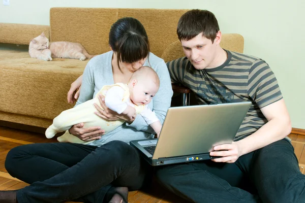 Happy family with laptop — Stock Photo, Image