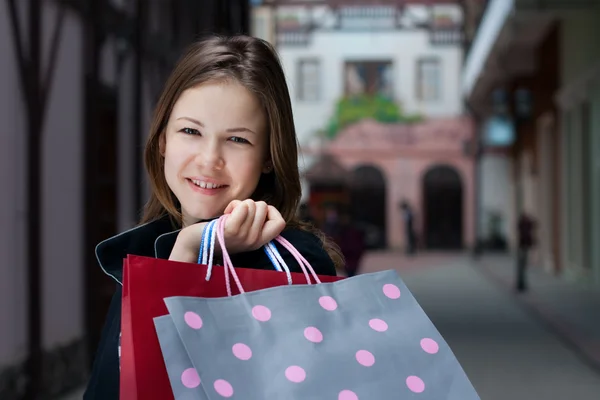 쇼핑백을 들고 있는 젊은 여자 — 스톡 사진