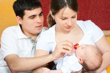 mutlu bir aile - anne, baba ve bebek