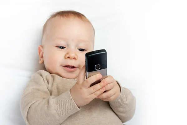 Niño pequeño con teléfono móvil —  Fotos de Stock