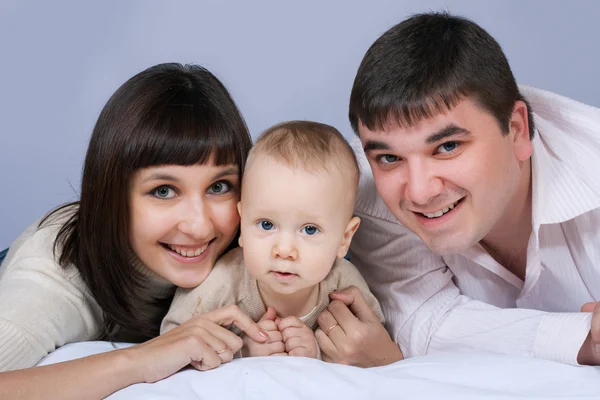 Gelukkige familie - vader, moeder en baby — Stockfoto