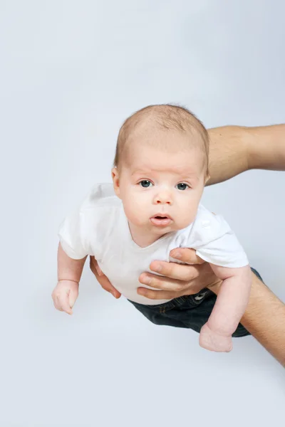 Lilla baby i far händer — Stockfoto