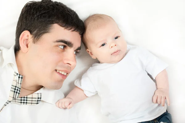 Glückliche Familie - Vater und Baby — Stockfoto