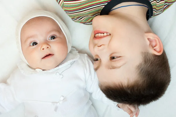 Kleines Baby mit Bruder — Stockfoto
