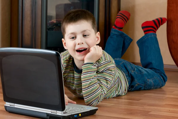 Chlapec hraje počítačové hry — Stock fotografie