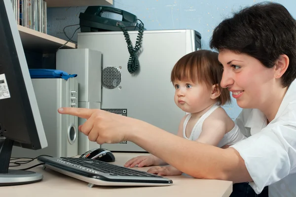 母亲和女儿在计算机上工作 — 图库照片