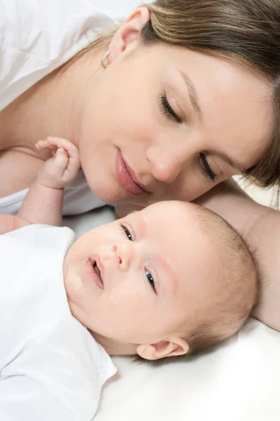 幸福的家庭-妈妈和宝宝 免版税图库图片