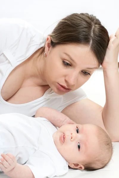 Gelukkige familie - moeder en baby — Stockfoto