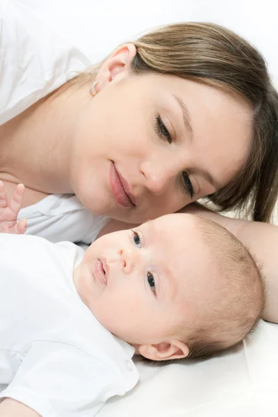 幸せな家族の母親と赤ちゃん — ストック写真