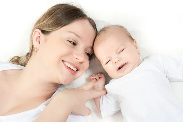 Familia feliz - madre y bebé — Foto de Stock