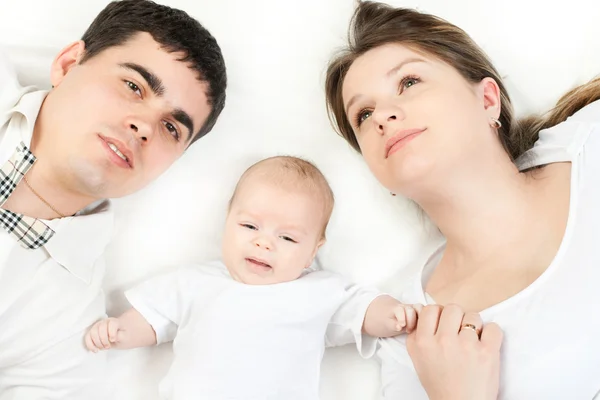 幸せな家族の母親、父親と赤ちゃん ストックフォト