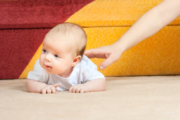 Pequeño bebé en el suelo —  Fotos de Stock