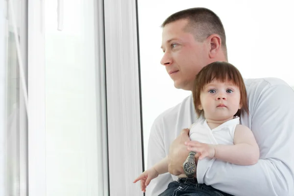 Pai e filha perto da janela — Fotografia de Stock