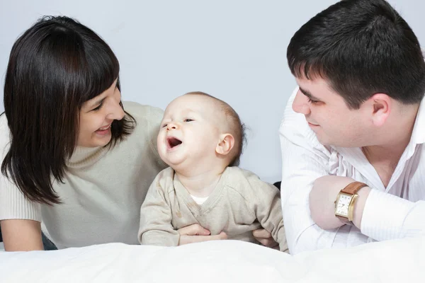Familia feliz - padre, madre y bebé — Foto de Stock