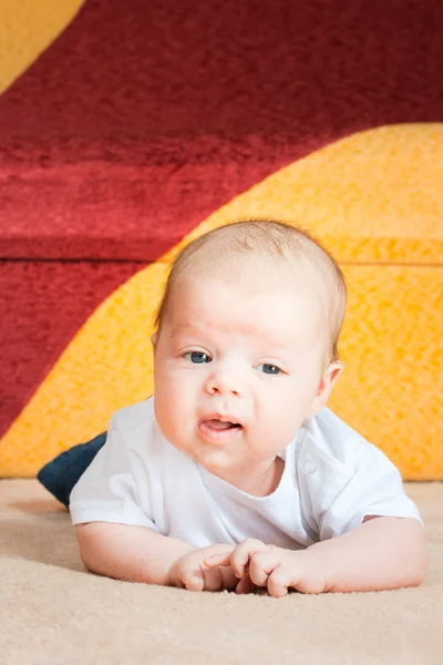Bebé no chão — Fotografia de Stock