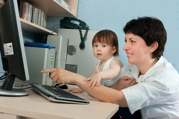 Mother with daughter working on computer — Stock Photo, Image