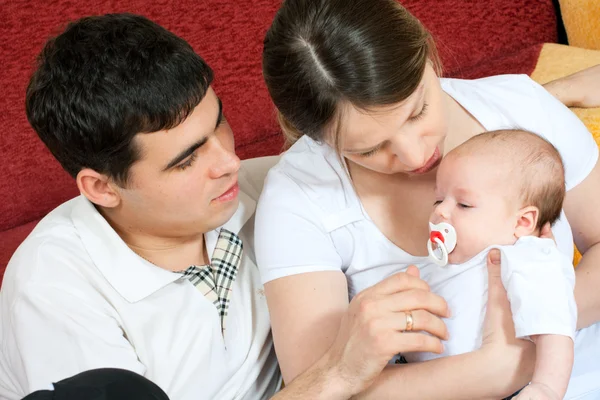 Família feliz - mãe, pai e bebê — Fotografia de Stock