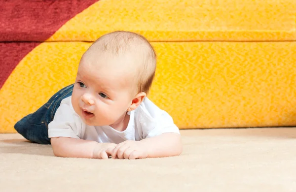 Lilla barnet på golvet — Stockfoto